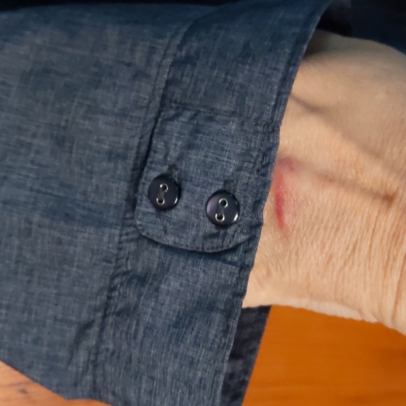 Merrell* ladies hiking shirt upf 30+, button front, cap sleeve button detailing - Picture 6 of 9